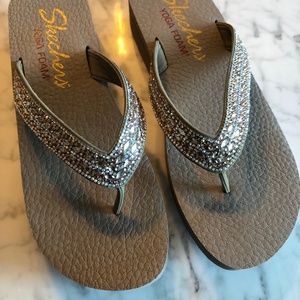 SKECHERS NEW Yoga Foam Flip Flops Sandals Gray Bling Rhinestones Sparkle 9 wedge